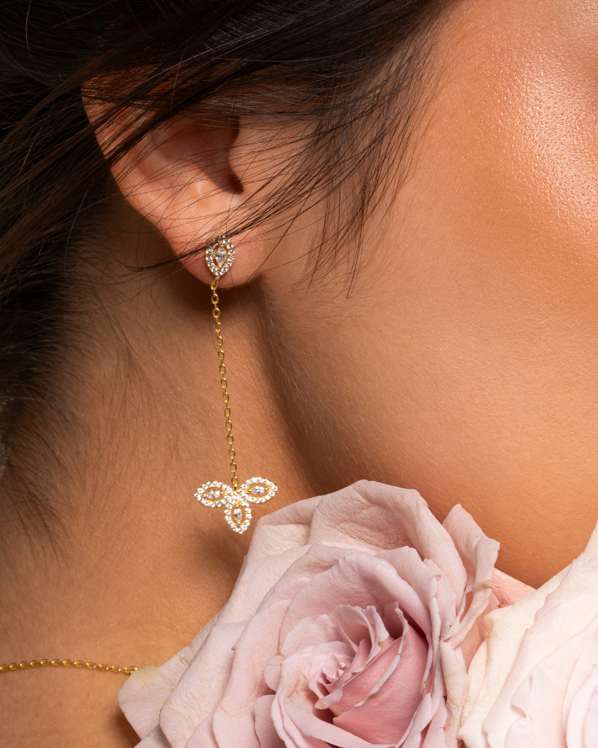 Boucles d’oreilles « Pendantes Fleur de Vie » en argent 925 doré à l’or jaune 18 carats, motif floral délicat serti de zirconiums taille marquise, finition polie brillante.