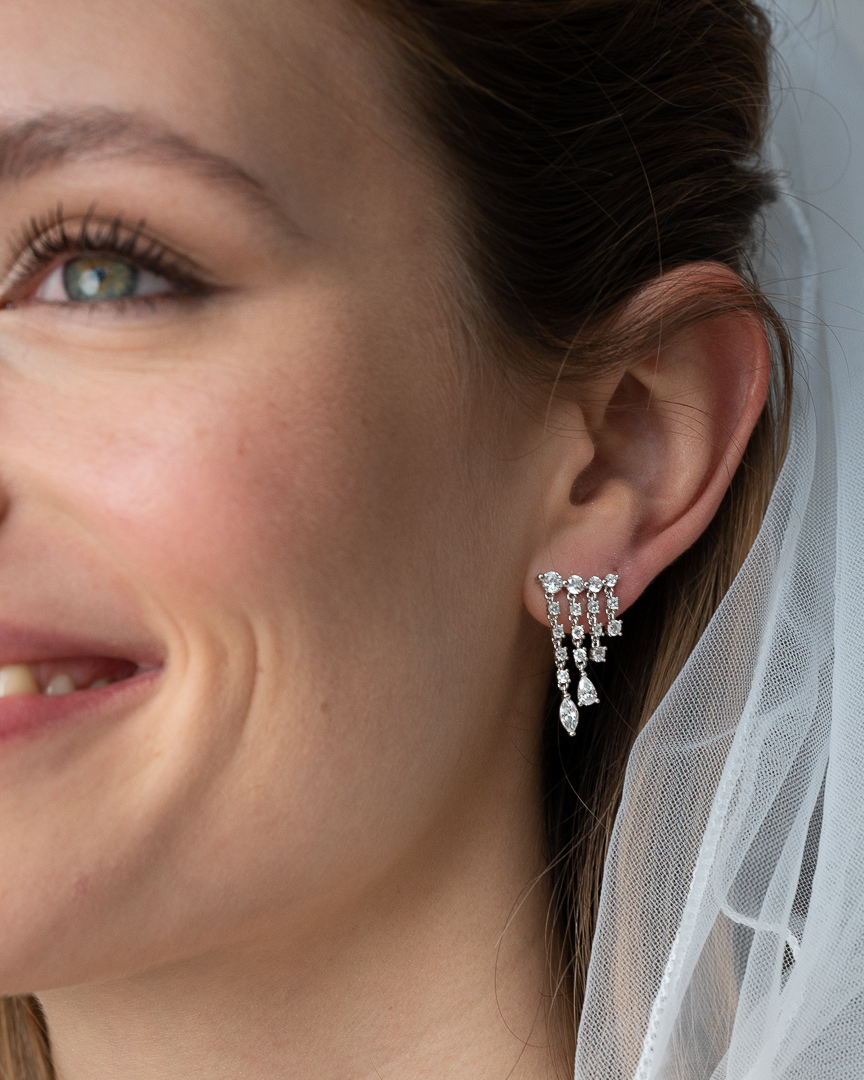 Boucles d’oreilles Rivière Éclat – Rose en argent 925 doré à l’or rose 18 carats, ligne de pierres finement serties formant une rivière lumineuse, finition brillante résistante à l’oxydation, fermoir sécurisé, éclat doux et élégant.