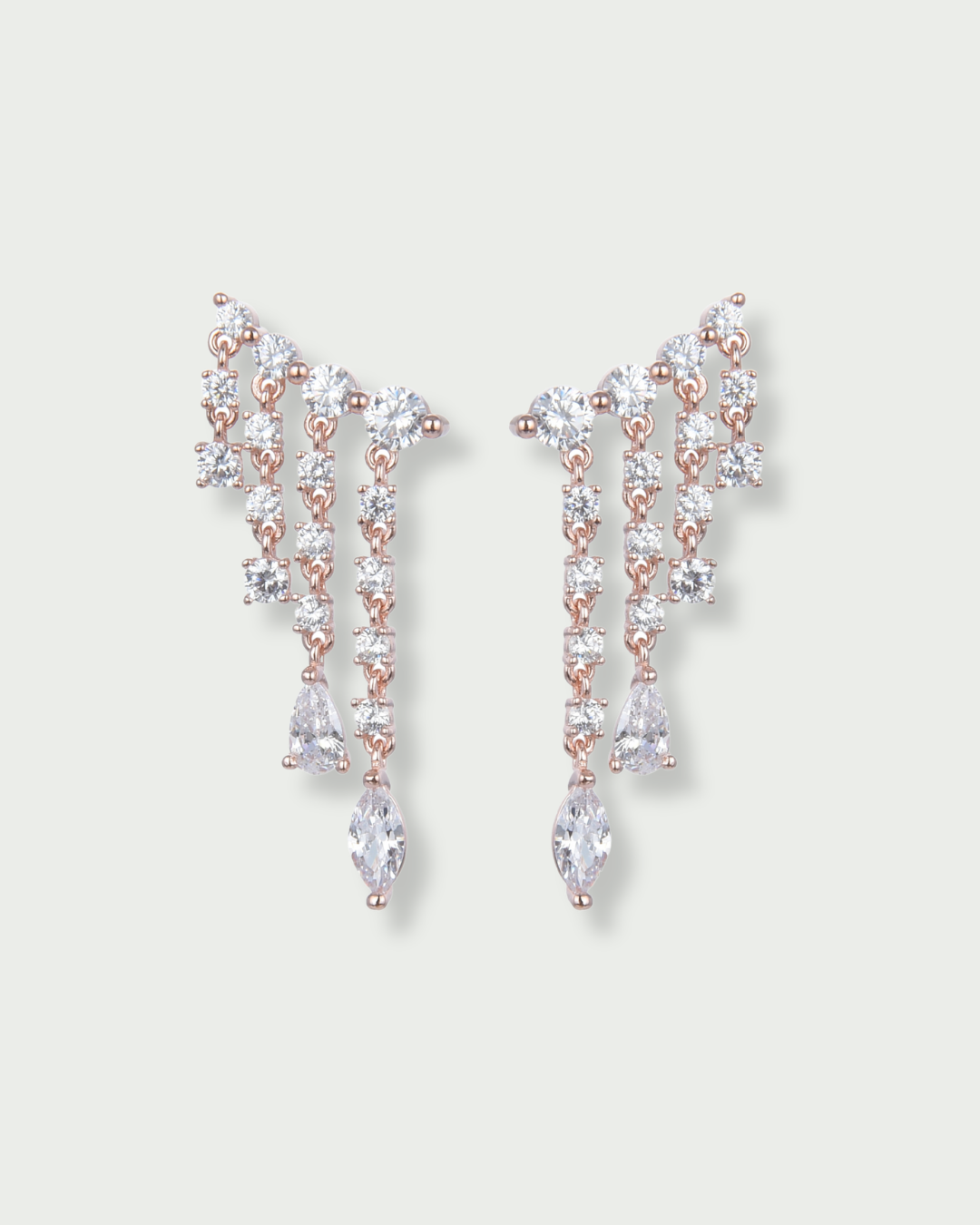 Boucles d’oreilles Rivière Éclat – Rose en argent 925 doré à l’or rose 18 carats, ligne de pierres finement serties formant une rivière lumineuse, finition brillante résistante à l’oxydation, fermoir sécurisé, éclat doux et élégant.