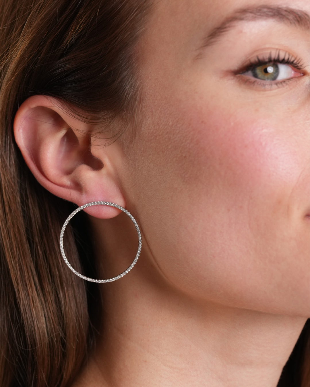 Boucles d’oreilles Sphères Intemporel – Blanc en argent 925 rhodié, sphères lisses au design épuré, finition polie brillante résistante à l’oxydation, fermoir sécurisé, éclat net et minimaliste au quotidien.