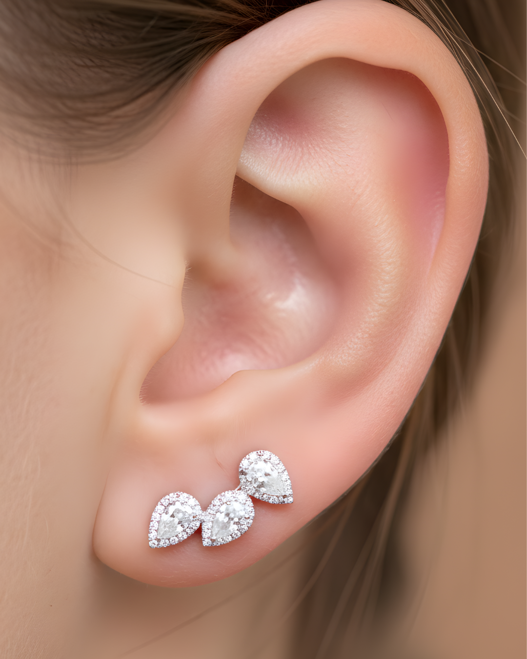 Boucles d’oreilles « Trois Poires Gala » en argent 925 rhodié, trois pierres en forme de poire en zirconium, finition polie brillante, conçues pour un éclat subtil au quotidien