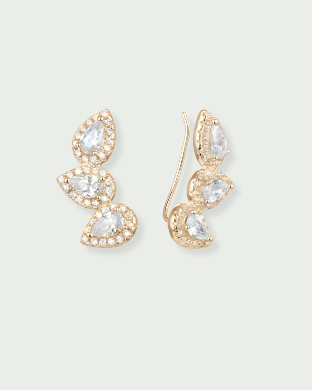 Boucles d’oreilles « Trois Poires Gala » en argent 925 doré à l’or jaune 18 carats, trois pendentifs en zirconium taille poire suspendus, finition polie brillante.