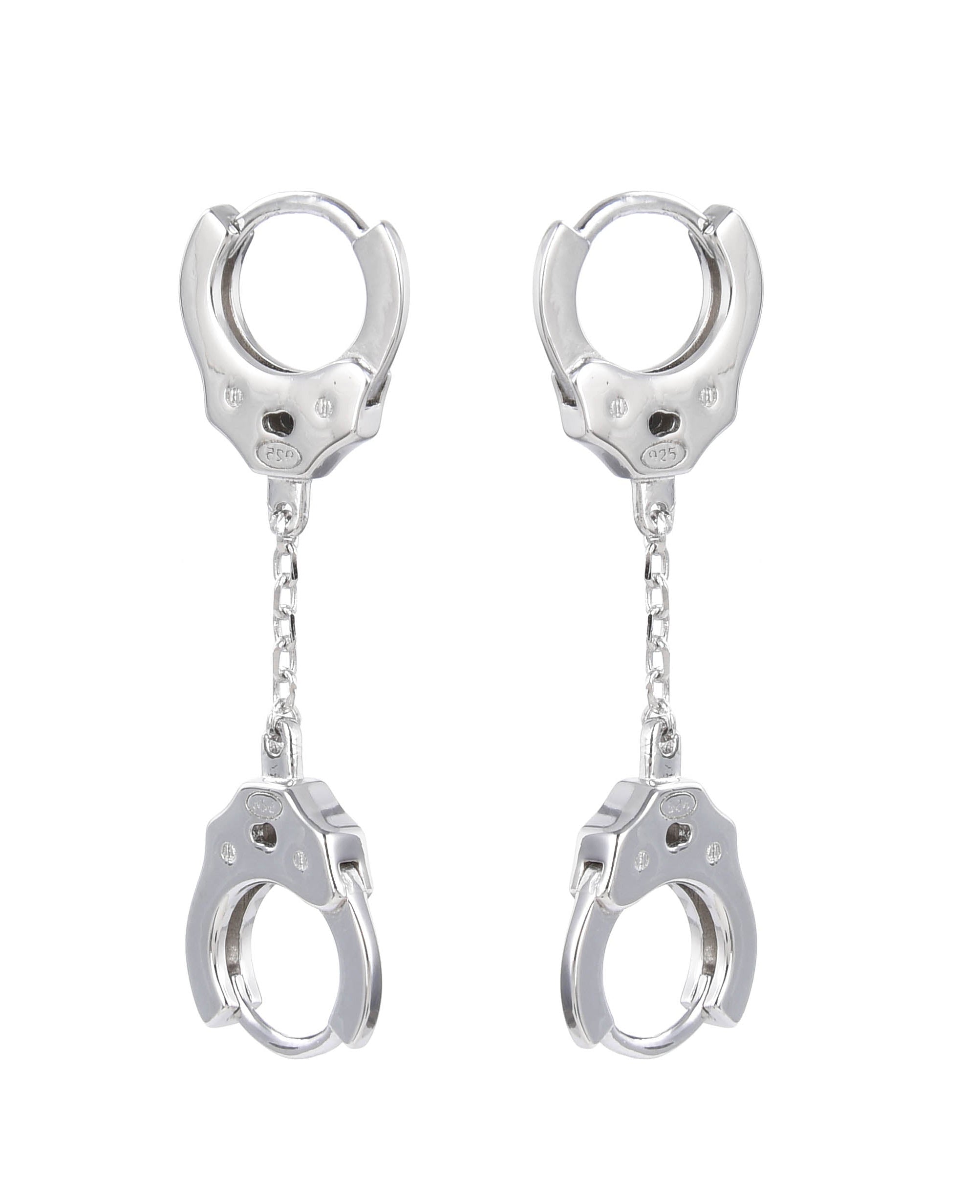 Boucles « Menottes » en argent 925 rhodié, deux anneaux reliés par un maillon central, design moderne et lumineux.