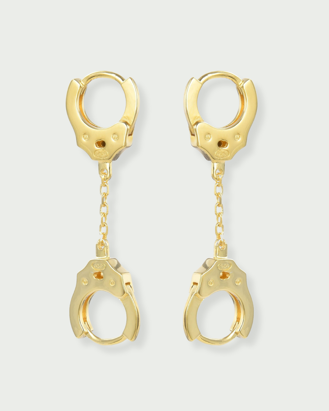 Boucles « Menottes » en argent 925 doré à l'or 18 carats doré, deux anneaux reliés par un maillon central, design moderne et lumineux.