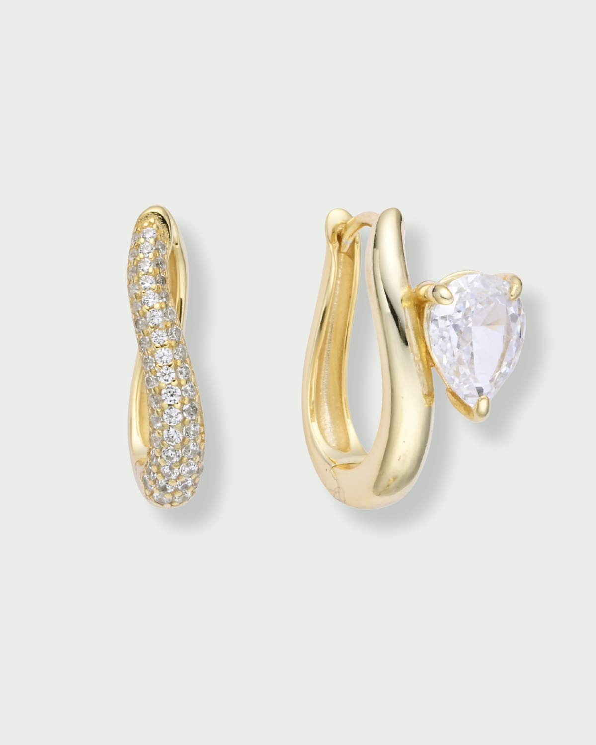 Boucles d’oreilles Signature dorées en argent 925 plaqué or 18 carats, ornées de zirconiums taille poire suspendus à une monture pavée, design élégant et lumineux qui sublime le port de tête.