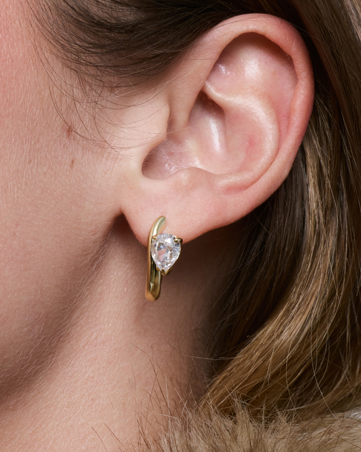 Boucles d’oreilles Signature dorées en argent 925 plaqué or 18 carats, ornées de zirconiums taille poire suspendus à une monture pavée, design élégant et lumineux qui sublime le port de tête.