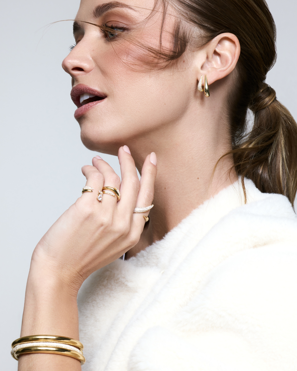Boucles d’oreilles Shape blanches en argent 925 rhodié ornées de zirconiums scintillants, design créole moderne et épuré qui encadre délicatement le lobe pour une allure lumineuse et contemporaine.