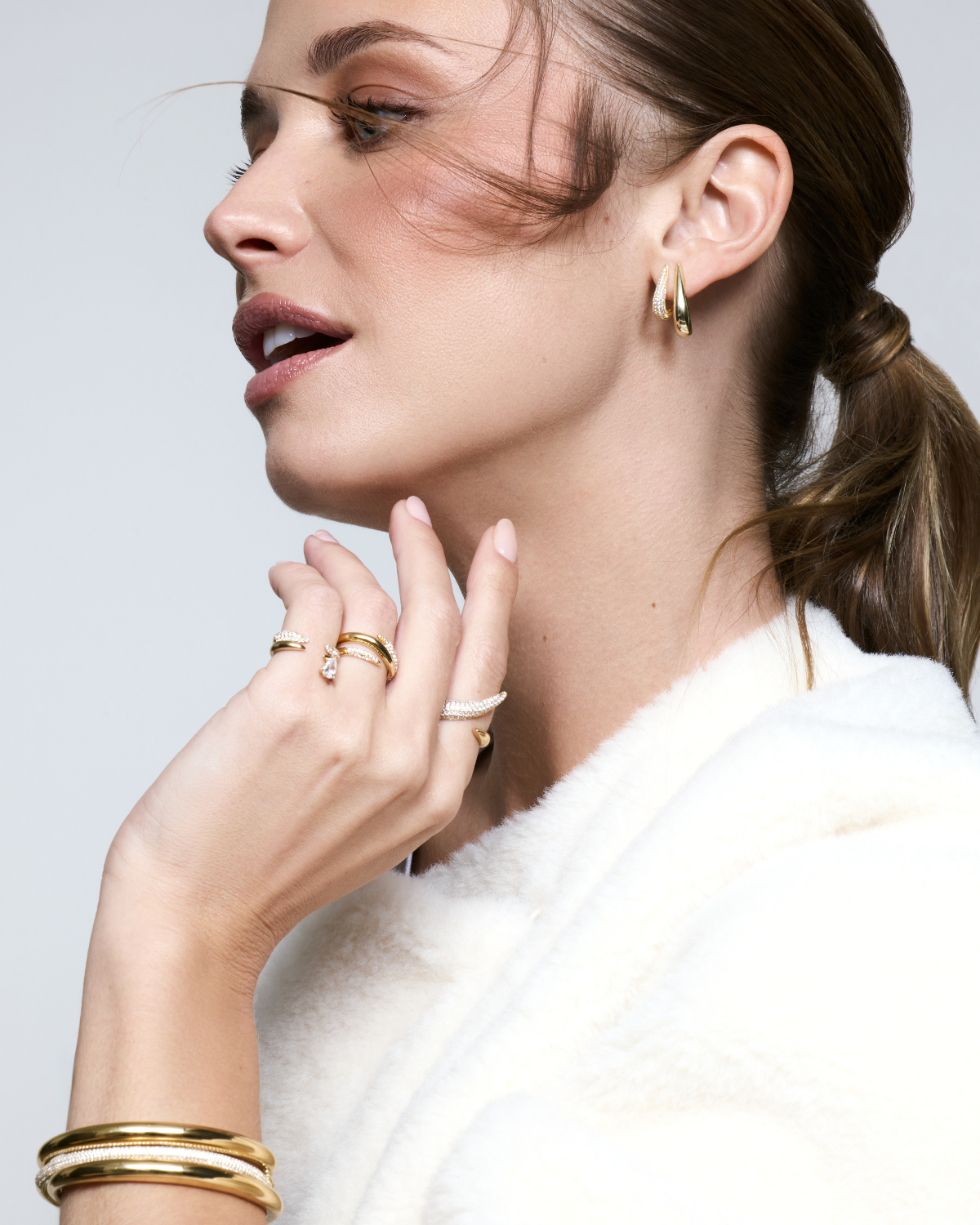 Bague Shape – Blanc en argent 925 rhodié, design graphique délicatement serti, finition polie brillante résistante à l’oxydation, silhouette moderne et élégante.