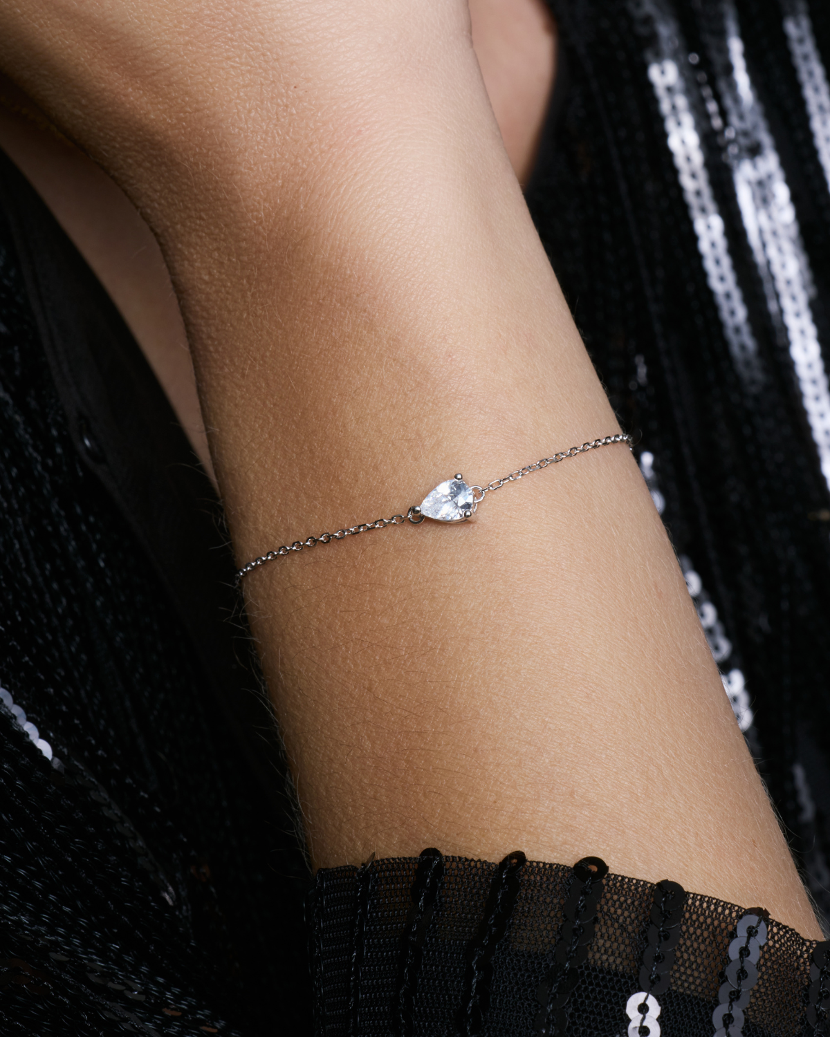 Bracelet Pear Glow blanc en argent 925 rhodié, chaîne fine avec pendentif en zirconium taille poire scintillant, bijou délicat et lumineux qui habille élégamment le poignet.