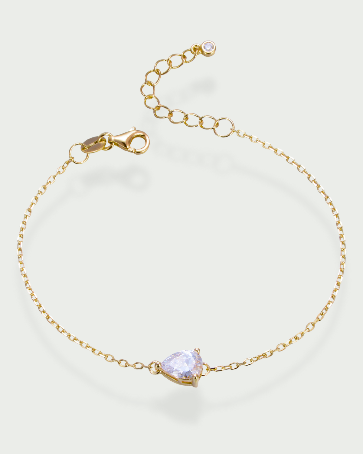 Bracelet Pear Glow doré en argent 925 plaqué or 18 carats, chaîne fine ornée d’un pendentif en zirconium taille poire scintillant, bijou délicat et lumineux qui sublime élégamment le poignet.