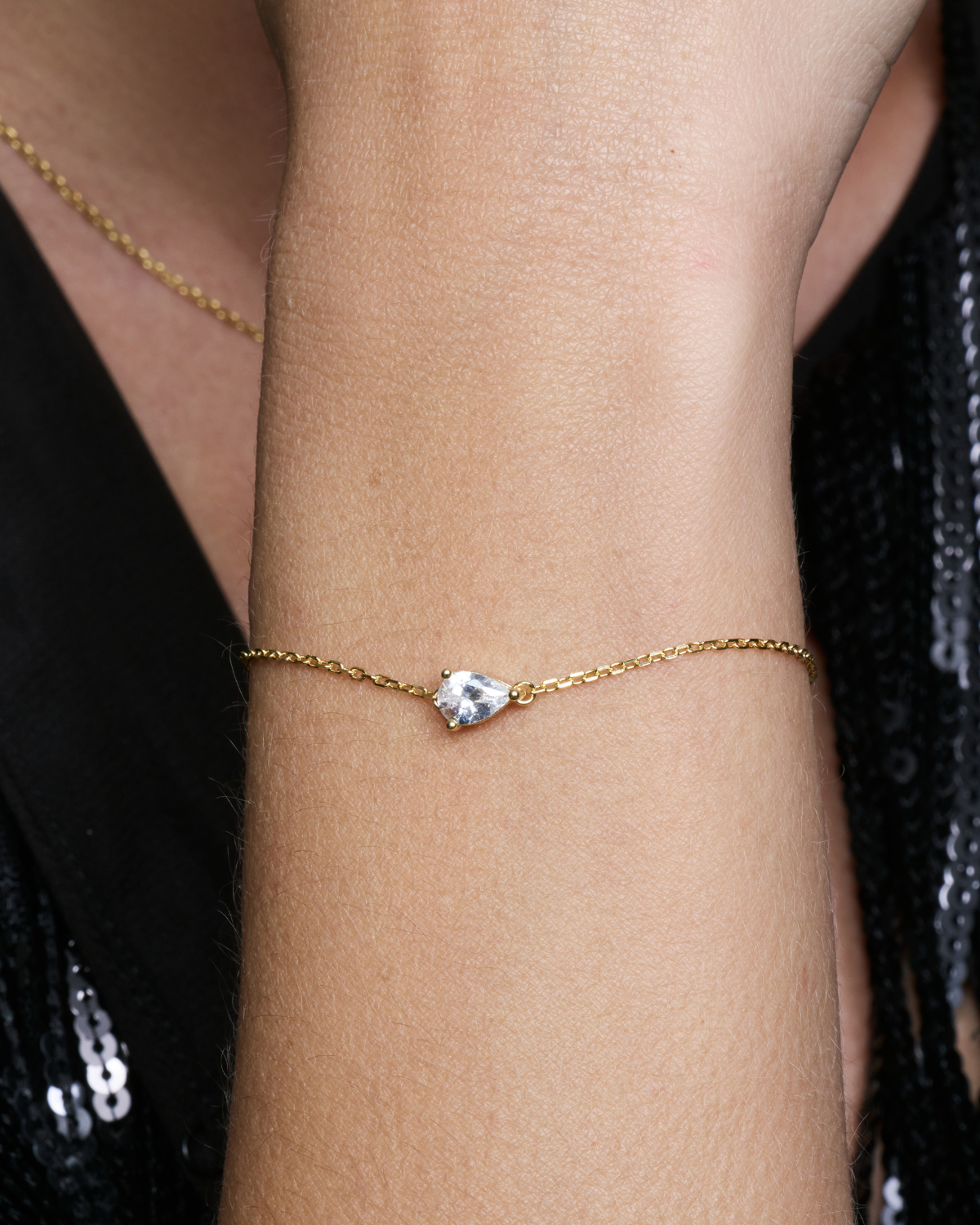 Bracelet Pear Glow doré en argent 925 plaqué or 18 carats, chaîne fine ornée d’un pendentif en zirconium taille poire scintillant, bijou délicat et lumineux qui sublime élégamment le poignet.