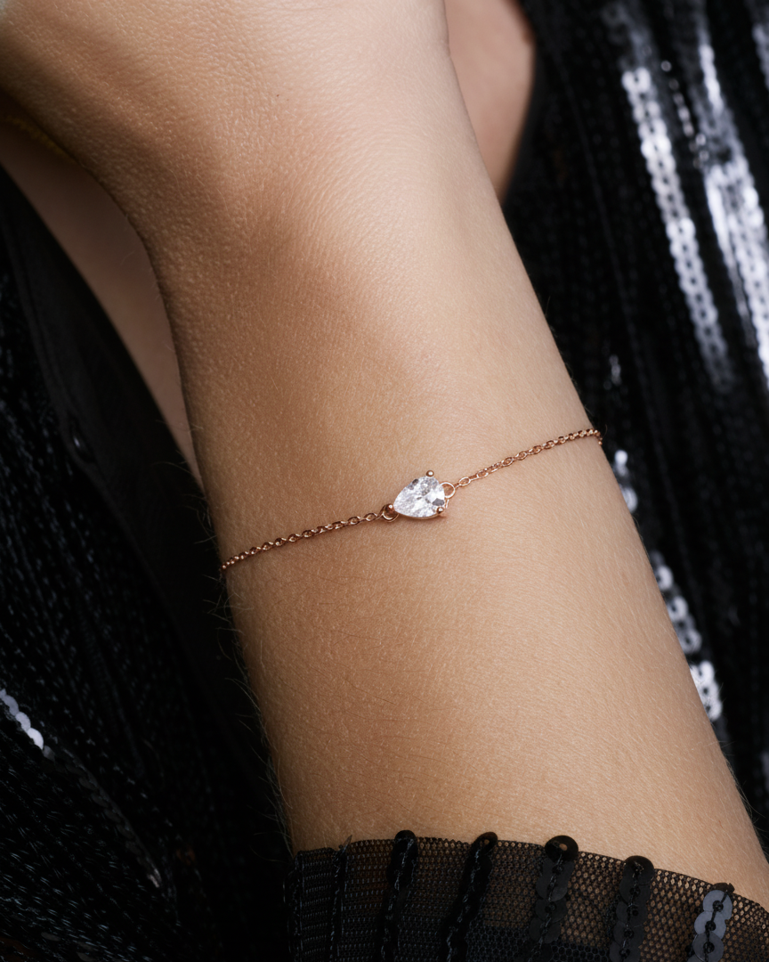 Bracelet Pear Glow blanc en argent 925 rhodié plaqué or blanc 18 carats, chaîne délicate ornée d’un pendentif en zirconium taille poire scintillant, bijou raffiné et lumineux qui habille élégamment le poignet.