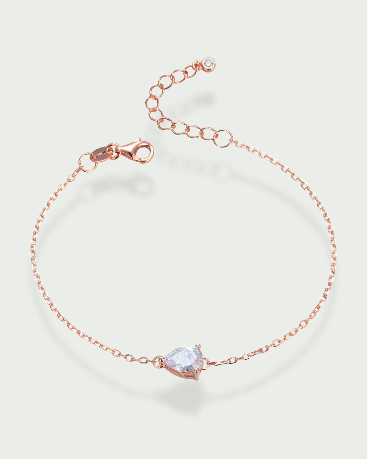 Bracelet Pear Glow blanc en argent 925 rhodié plaqué or blanc 18 carats, chaîne délicate ornée d’un pendentif en zirconium taille poire scintillant, bijou raffiné et lumineux qui habille élégamment le poignet.