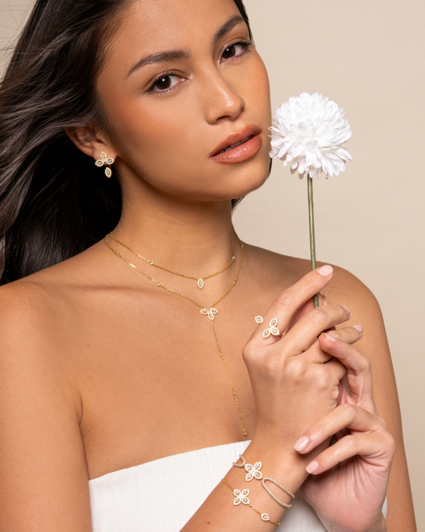 Bracelet « Fleur de Vie » en argent 925 doré à l’or rose 18 carats, motif central composé de quatre pierres en zirconium taille marquise formant une fleur, chaîne ajustable 15 + 3 cm, finition polie brillante.