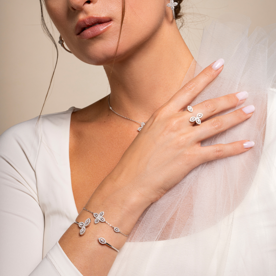 Bracelet « Bracelet Fleur de Vie ‑ Blanc » en argent 925 rhodié, motif central en forme de fleur composé de quatre pierres en zirconium taille marquise, chaîne ajustable 15 + 3 cm, finition polie brillante.