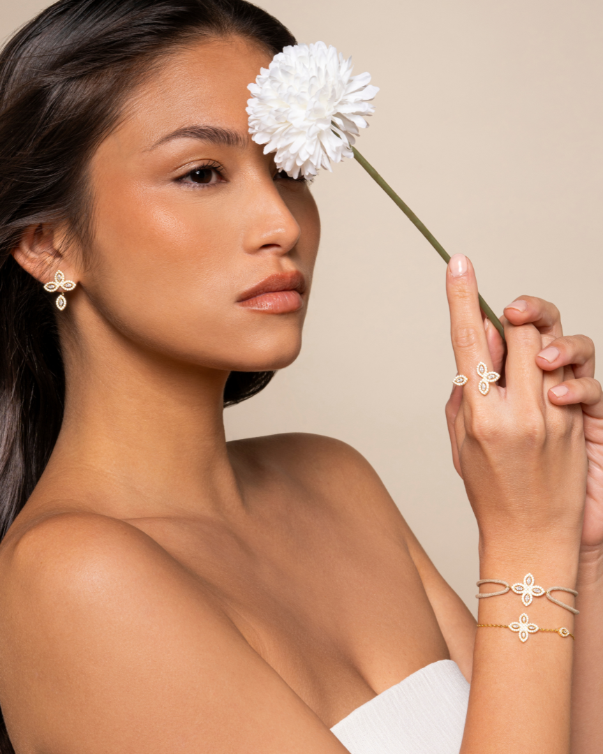 Bracelet « Fleur de Vie » ‑ Doré : Bracelet en argent 925 doré à l’or 18 carats, motif central fleuri composé de quatre pierres en zirconium taille marquise, chaîne ajustable 15 + 3 cm, finition polie brillante.