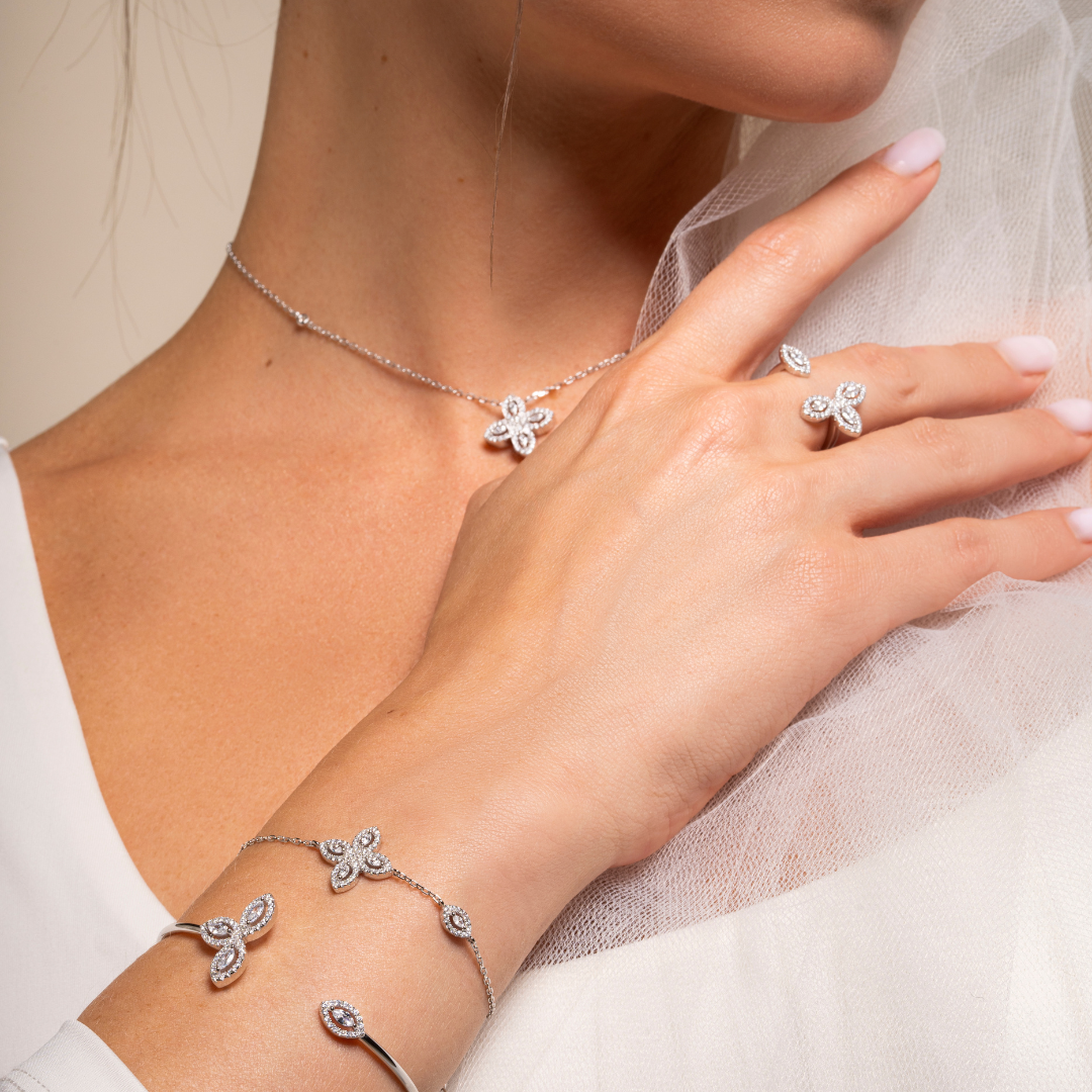 Bracelet « Bracelet Fleur de Vie ‑ Blanc » en argent 925 rhodié, motif central en forme de fleur composé de quatre pierres en zirconium taille marquise, chaîne ajustable 15 + 3 cm, finition polie brillante.