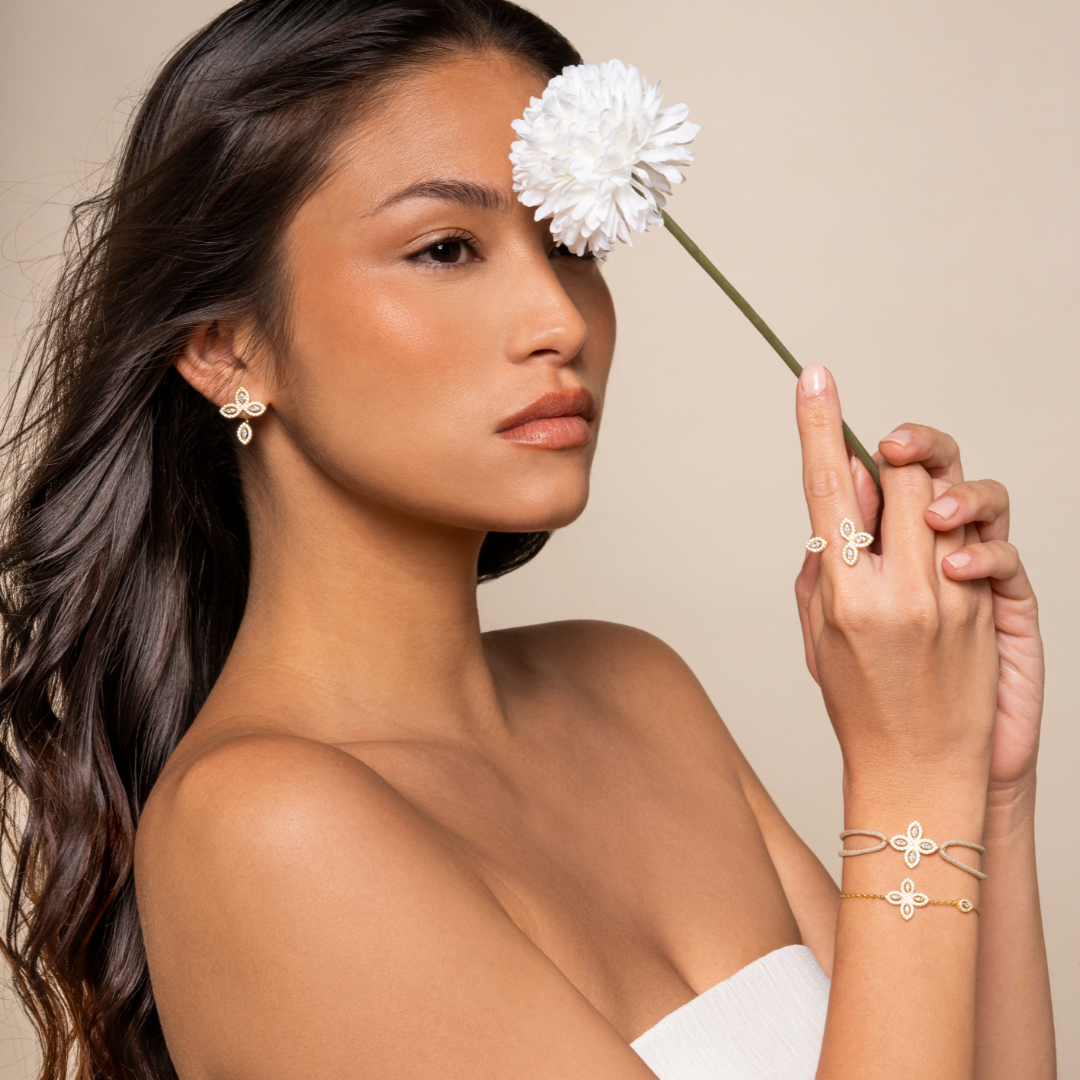 Bracelet « Bracelet Fleur de Vie ‑ Blanc » en argent 925 rhodié, motif central en forme de fleur composé de quatre pierres en zirconium taille marquise, chaîne ajustable 15 + 3 cm, finition polie brillante.
