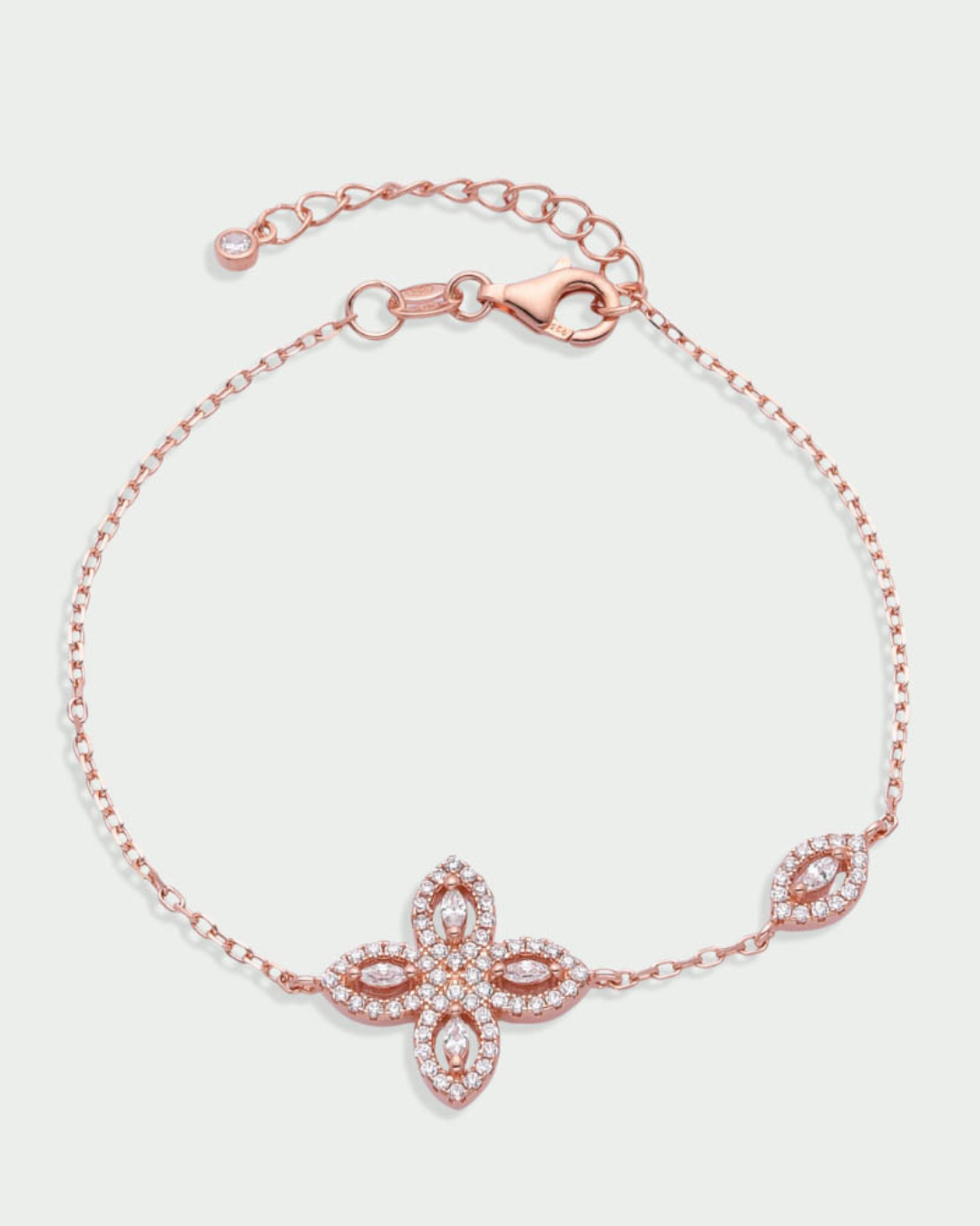 Bracelet « Fleur de Vie » en argent 925 doré à l’or rose 18 carats, motif central composé de quatre pierres en zirconium taille marquise formant une fleur, chaîne ajustable 15 + 3 cm, finition polie brillante.