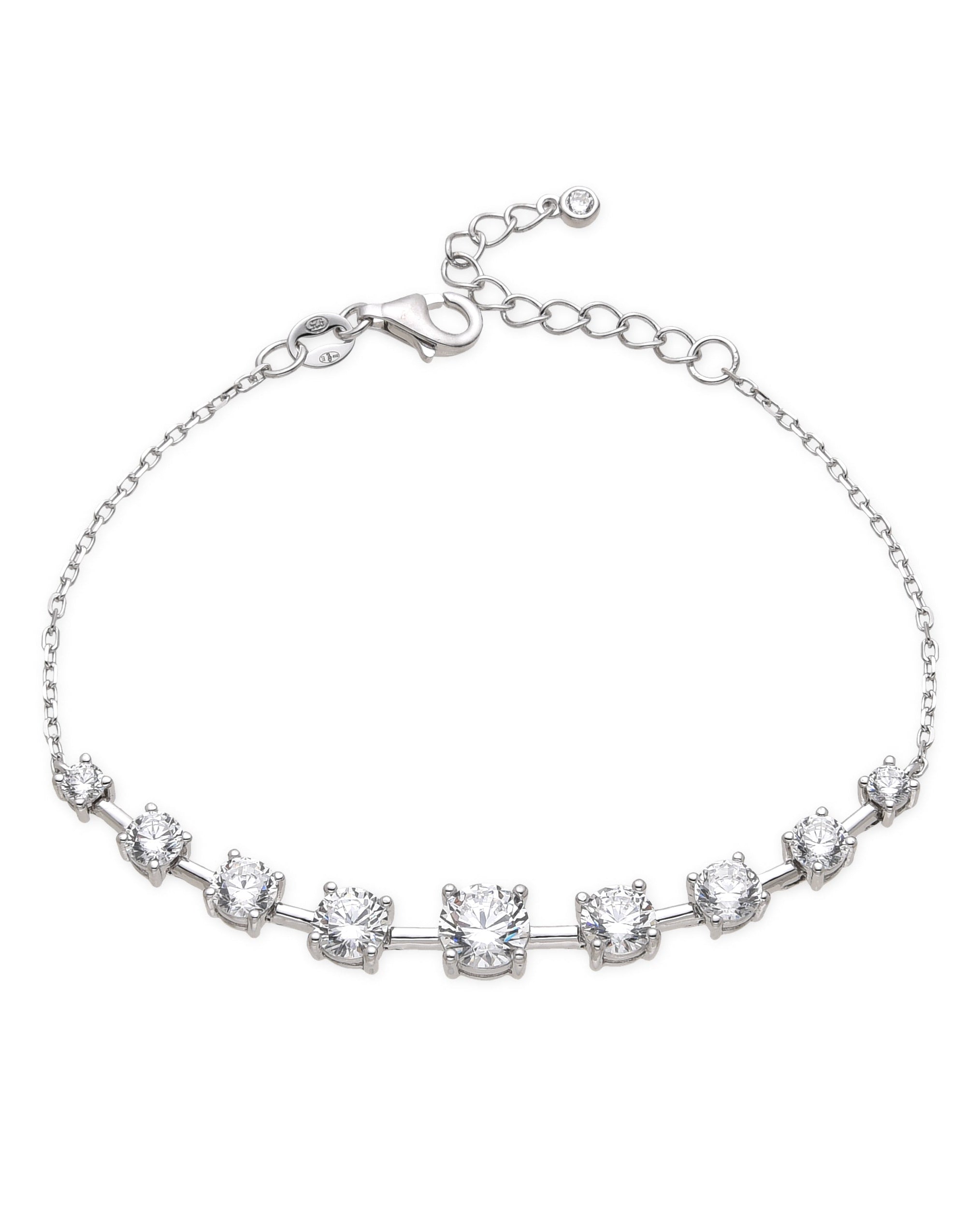 Bracelet « My Glow » en argent 925 rhodié, orné de plusieurs pierres blanches facettées de différentes tailles, montées sur une chaîne fine, finition polie brillante.