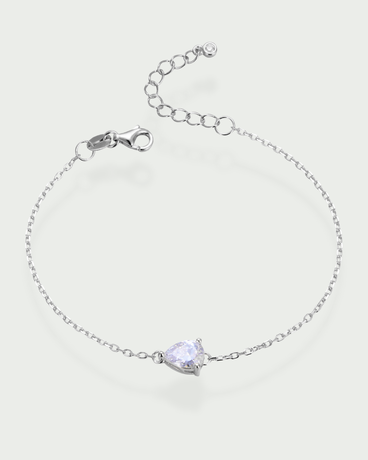 Bracelet Pear Glow blanc en argent 925 rhodié, chaîne fine avec pendentif en zirconium taille poire scintillant, bijou délicat et lumineux qui habille élégamment le poignet.