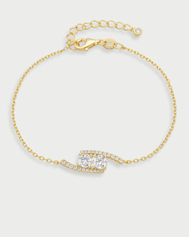 Bracelet « Sharp » en argent 925 doré à l’or jaune 18 carats, ornement géométrique élégant agrémenté d’un pavage de zirconiums taille ronde, finition polie brillante.