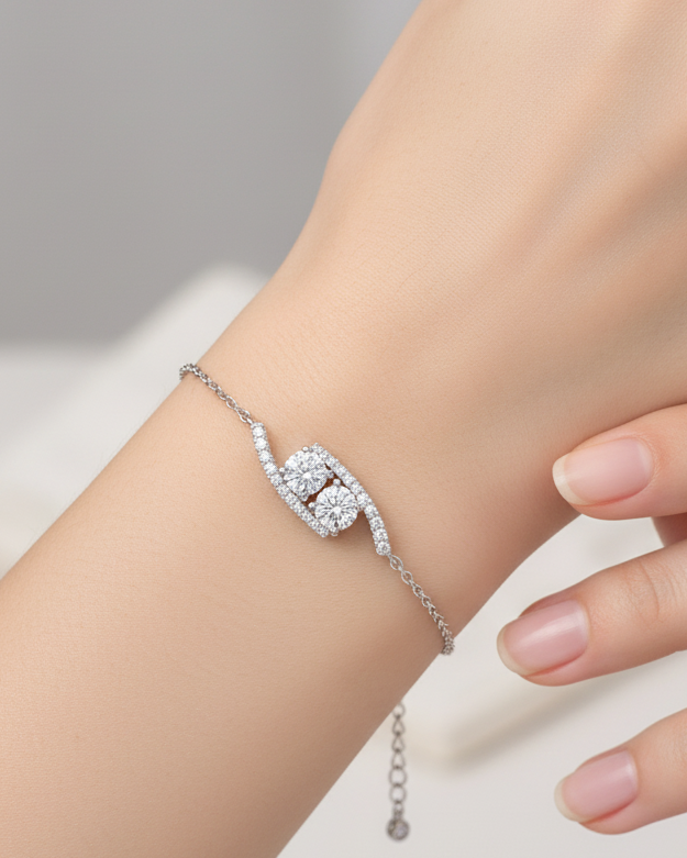 Bracelet « Sharp » en argent 925 rhodié, maillon élégant aux formes géométriques rehaussé d’un pavage de zirconiums taille ronde, finition polie brillante.