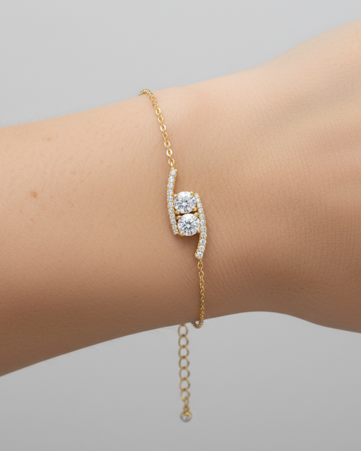 Bracelet « Sharp » en argent 925 doré à l’or jaune 18 carats, ornement géométrique élégant agrémenté d’un pavage de zirconiums taille ronde, finition polie brillante.