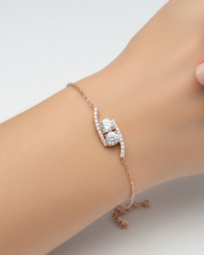 Bracelet « Sharp » en argent 925 doré à l’or rose 18 carats, ornement géométrique élégant agrémenté d’un pavage de zirconiums taille ronde, finition polie brillante.