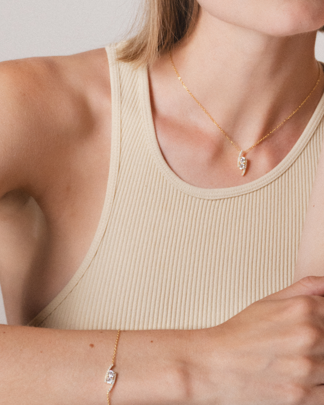 Bracelet « Sharp » en argent 925 doré à l’or jaune 18 carats, ornement géométrique élégant agrémenté d’un pavage de zirconiums taille ronde, finition polie brillante.