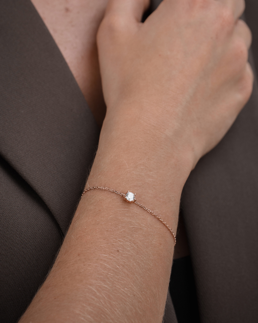 Bracelet Chaîne Intemporel – Rose en argent 925 doré à l’or rose 18 carats, chaîne fine au design minimaliste, finition lumineuse résistante à l’oxydation, longueur ajustable, éclat doux et intemporel au quotidien.