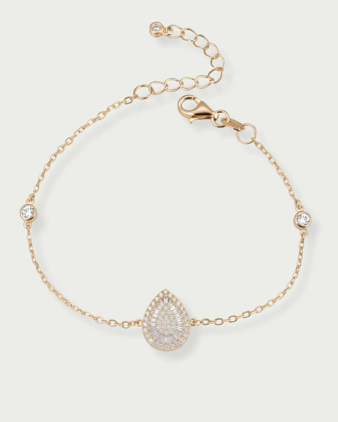 Bracelet argent 925 doré à l'or 18 carats avec pendentif poire pavé zirconium baguettes.