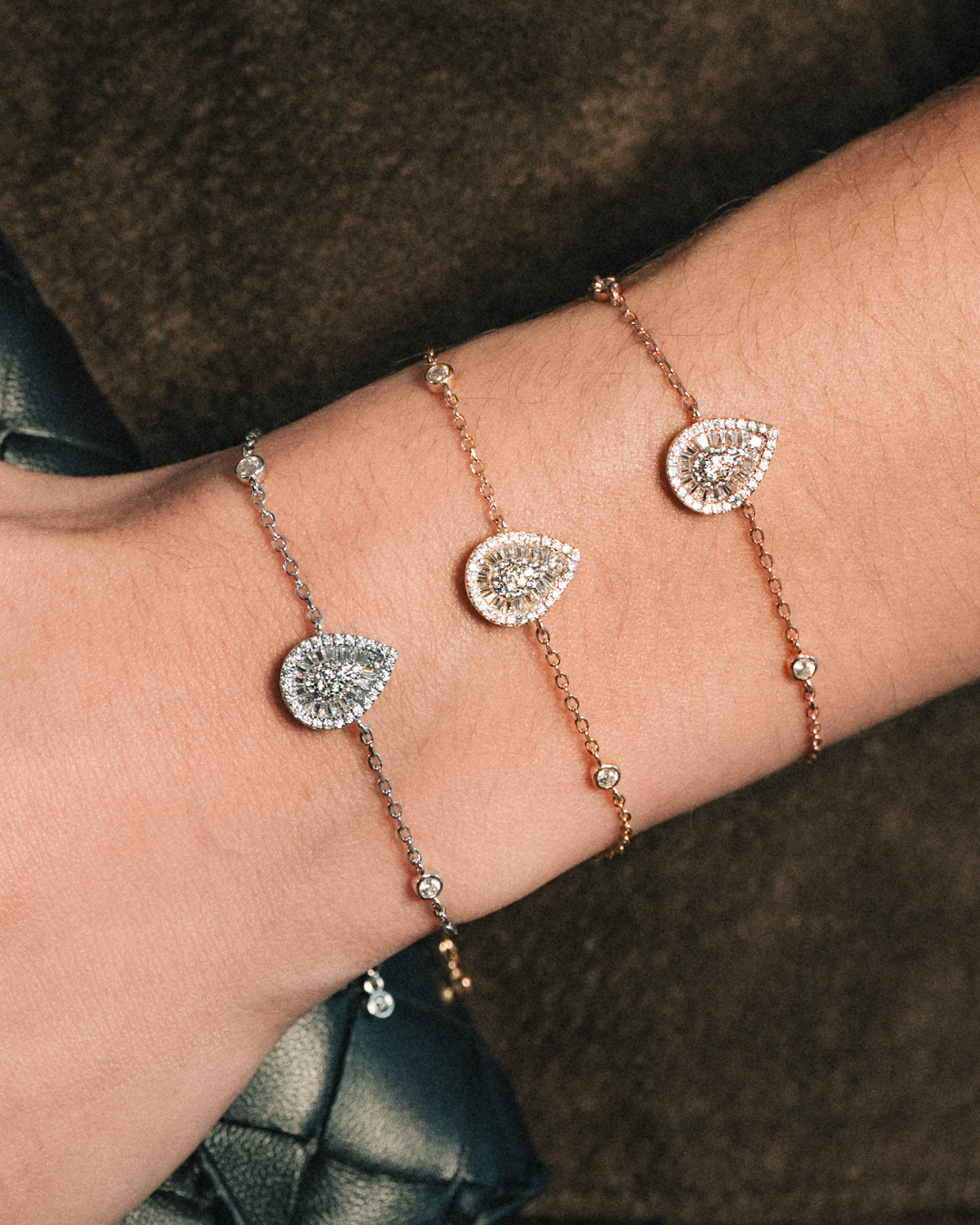 Bracelet argent 925 doré à l’or 18 carats rose avec pendentif poire pavé zirconium baguettes.