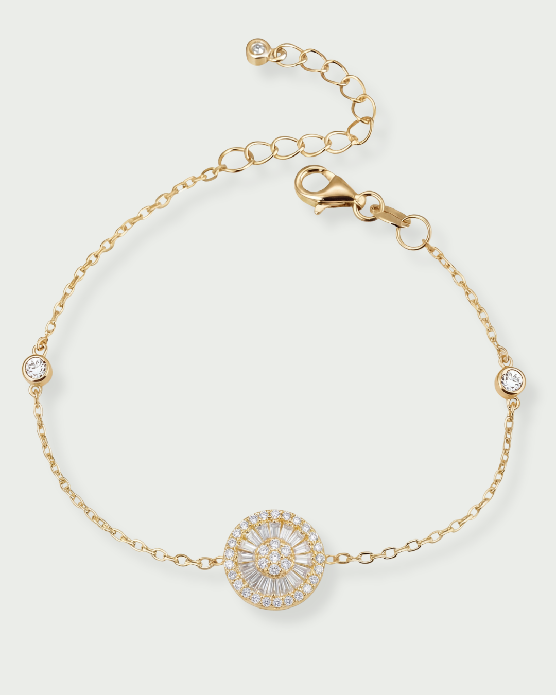 Bracelet argent 925 doré à l'or 18 carats avec motif rond pavé zirconium taille baguette.