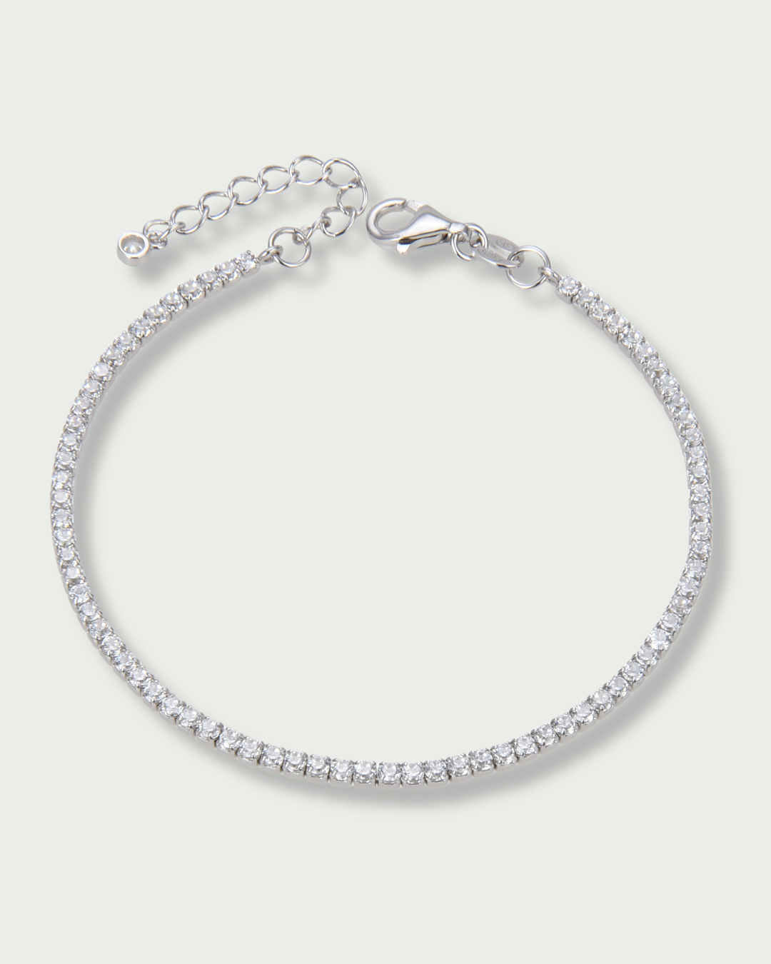 Bracelet Tennis Intemporel – Blanc en argent 925 rhodié, ligne de pierres finement serties, finition polie brillante résistante à l’oxydation, fermoir sécurisé, éclat pur et intemporel.