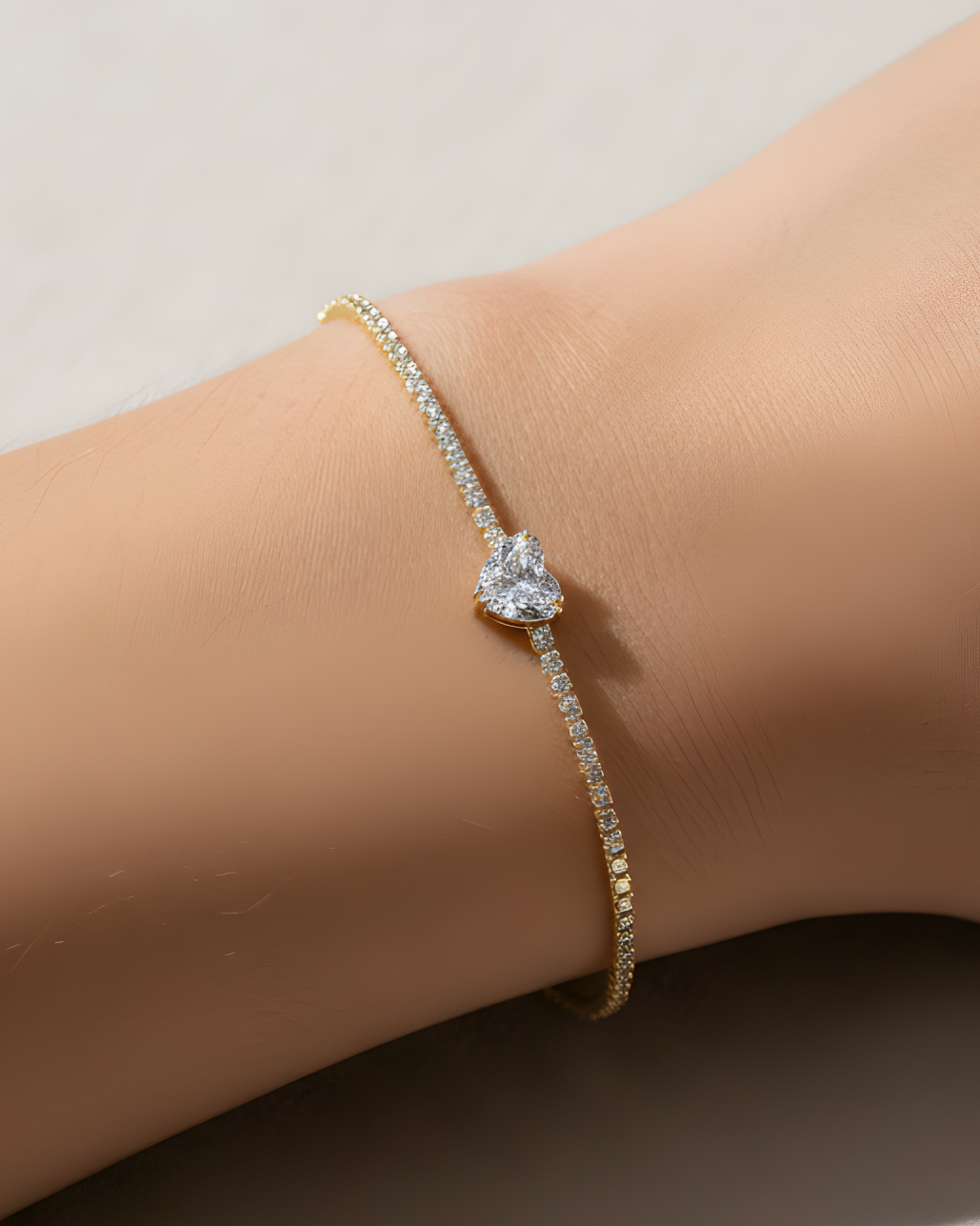 Bracelet « Tennis Cœur » en argent 925 doré à l'or 18 carats doré, rangée continue de pierres blanches sublimée par un cœur de zirconium.