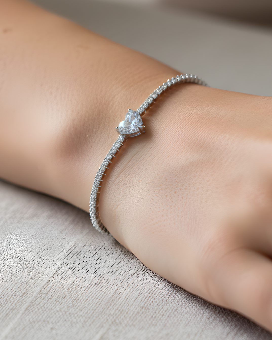 Bracelet « Tennis Cœur » en argent 925 rhodié, rangée continue de pierres blanches sublimée par un cœur de zirconium.