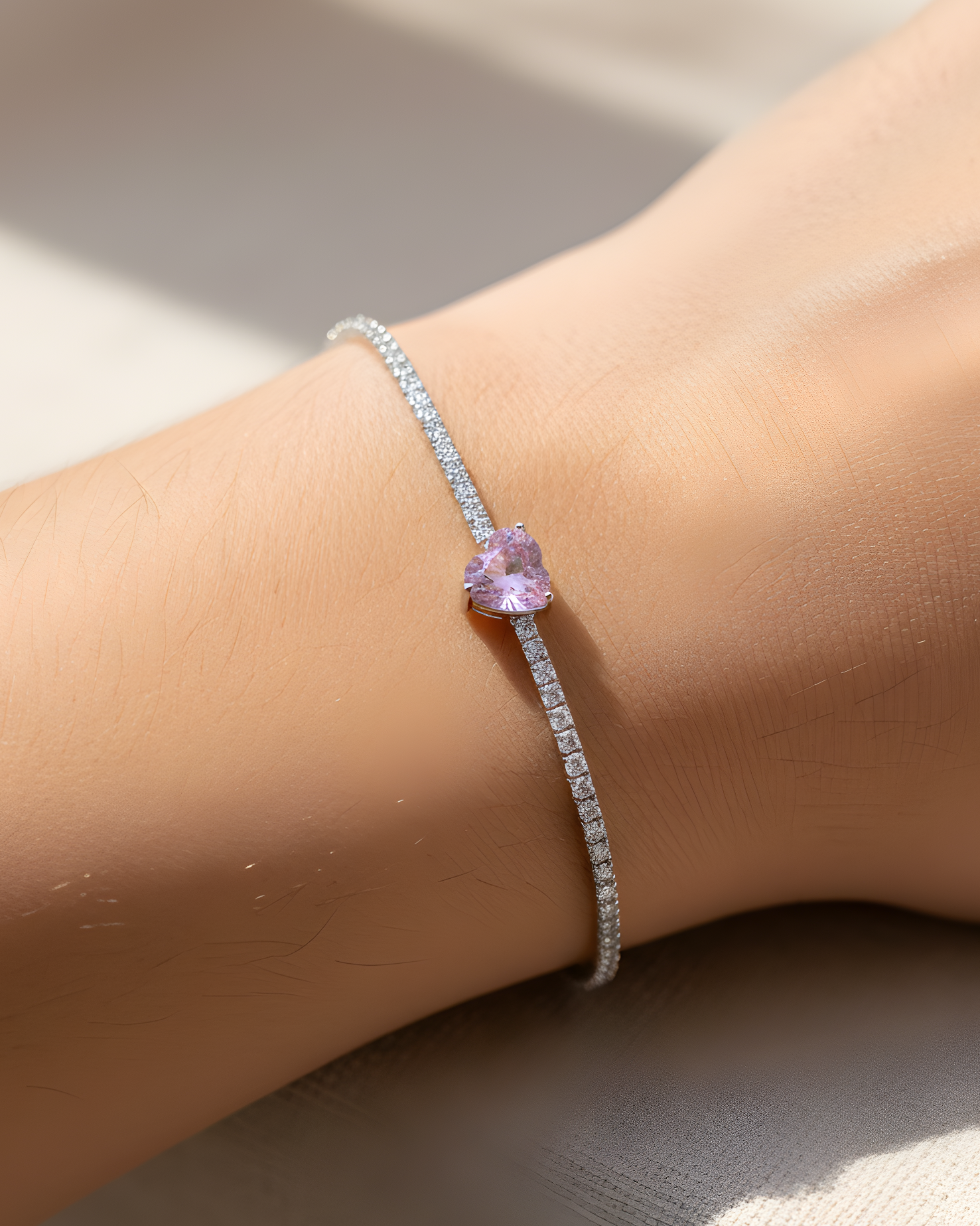 Bracelet « Tennis Cœur » en argent 925 rhodié, rangée continue de pierres blanches sublimée par un cœur rose en zirconium.