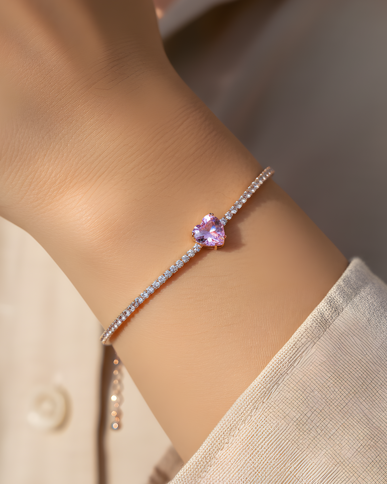 Bracelet « Tennis Cœur » en argent 925 doré à l'or 18 carats rose, rangée continue de pierres blanches sublimée par un cœur rose en zirconium.