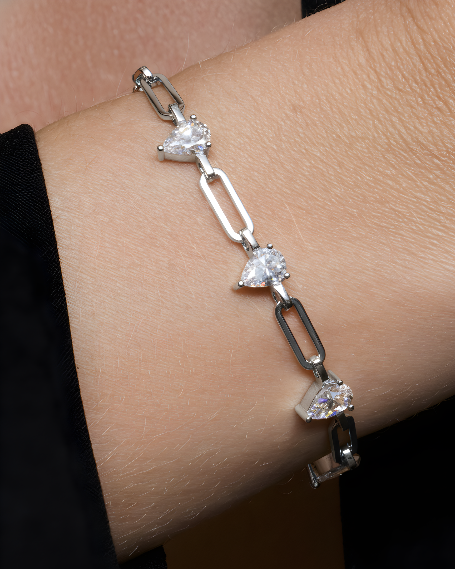 Bracelet chaîne Pear Glow blanc en argent 925 rhodié, chaîne fine ornée de plusieurs zirconiums taille poire délicats, design élégant et lumineux qui habille délicatement le poignet.