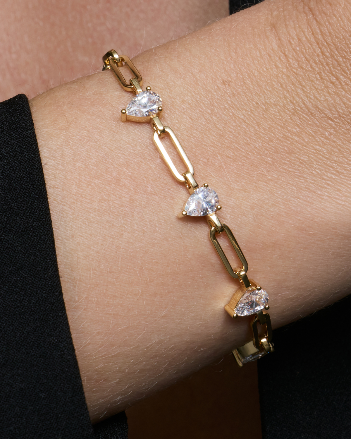 Bracelet chaîne Pear Glow doré en argent 925 plaqué or 18 carats, chaîne fine ornée de plusieurs zirconiums taille poire, design élégant et lumineux qui habille délicatement le poignet.
