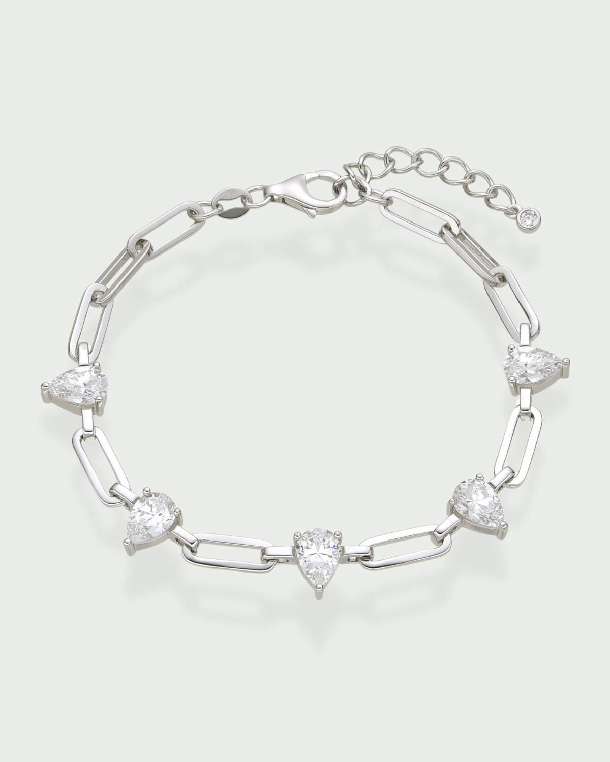 Bracelet chaîne Pear Glow blanc en argent 925 rhodié, chaîne fine ornée de plusieurs zirconiums taille poire délicats, design élégant et lumineux qui habille délicatement le poignet.