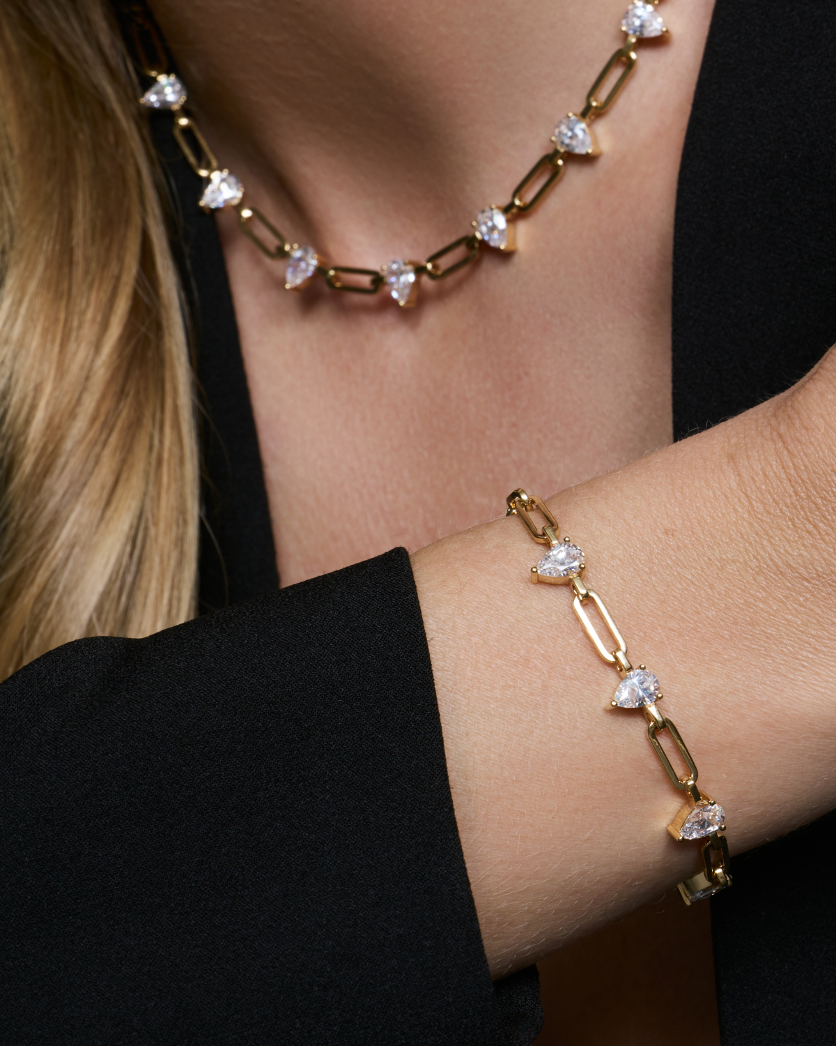 Bracelet chaîne Pear Glow doré en argent 925 plaqué or 18 carats, chaîne fine ornée de plusieurs zirconiums taille poire, design élégant et lumineux qui habille délicatement le poignet.