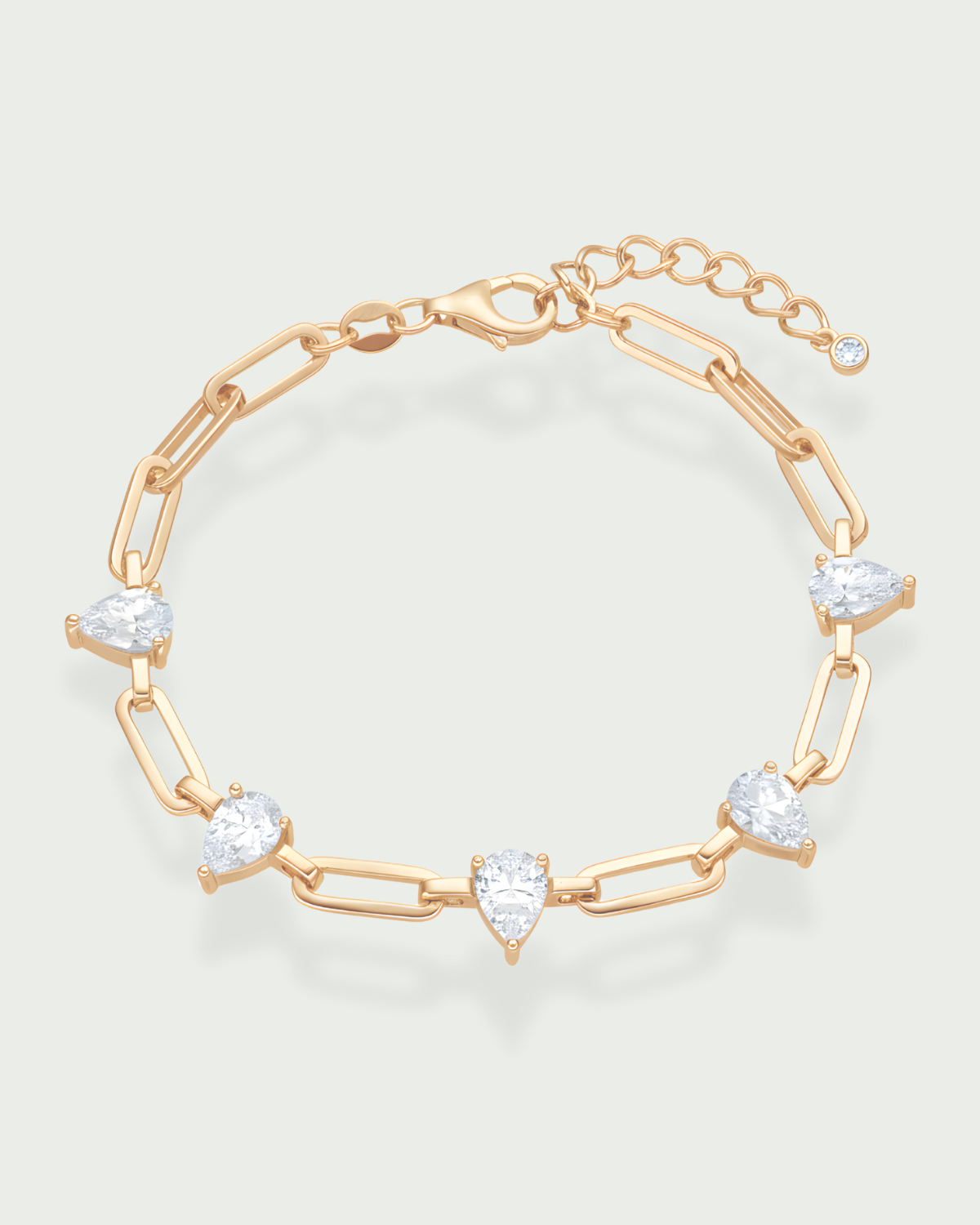 Bracelet chaîne Pear Glow doré en argent 925 plaqué or 18 carats, chaîne fine ornée de plusieurs zirconiums taille poire, design élégant et lumineux qui habille délicatement le poignet.