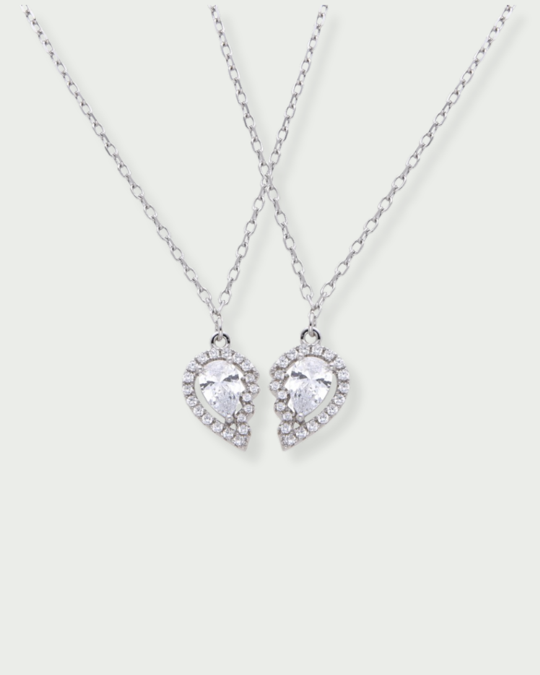 Colliers « Besties » en argent 925 doré à l’or fin 18 carats, deux moitiés de cœur pavées de zirconiums montées sur deux chaînes fines assorties, finition polie brillante.