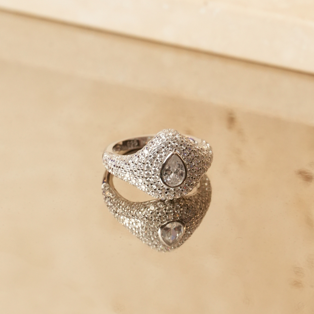 Chevalière pavée poire en argent 925 rhodié blanc, bague élégante ornée d’un motif pavé avec pierre en forme de poire scintillante, style raffiné et moderne