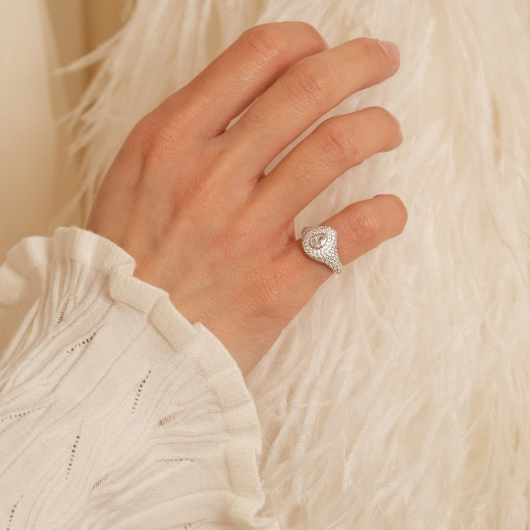 Chevalière pavée poire en argent 925 rhodié blanc, bague élégante ornée d’un motif pavé avec pierre en forme de poire scintillante, style raffiné et moderne