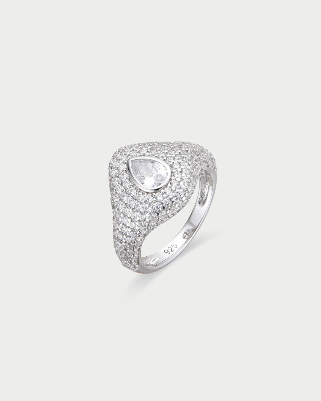 Chevalière pavée poire en argent 925 rhodié blanc, bague élégante ornée d’un motif pavé avec pierre en forme de poire scintillante, style raffiné et moderne
