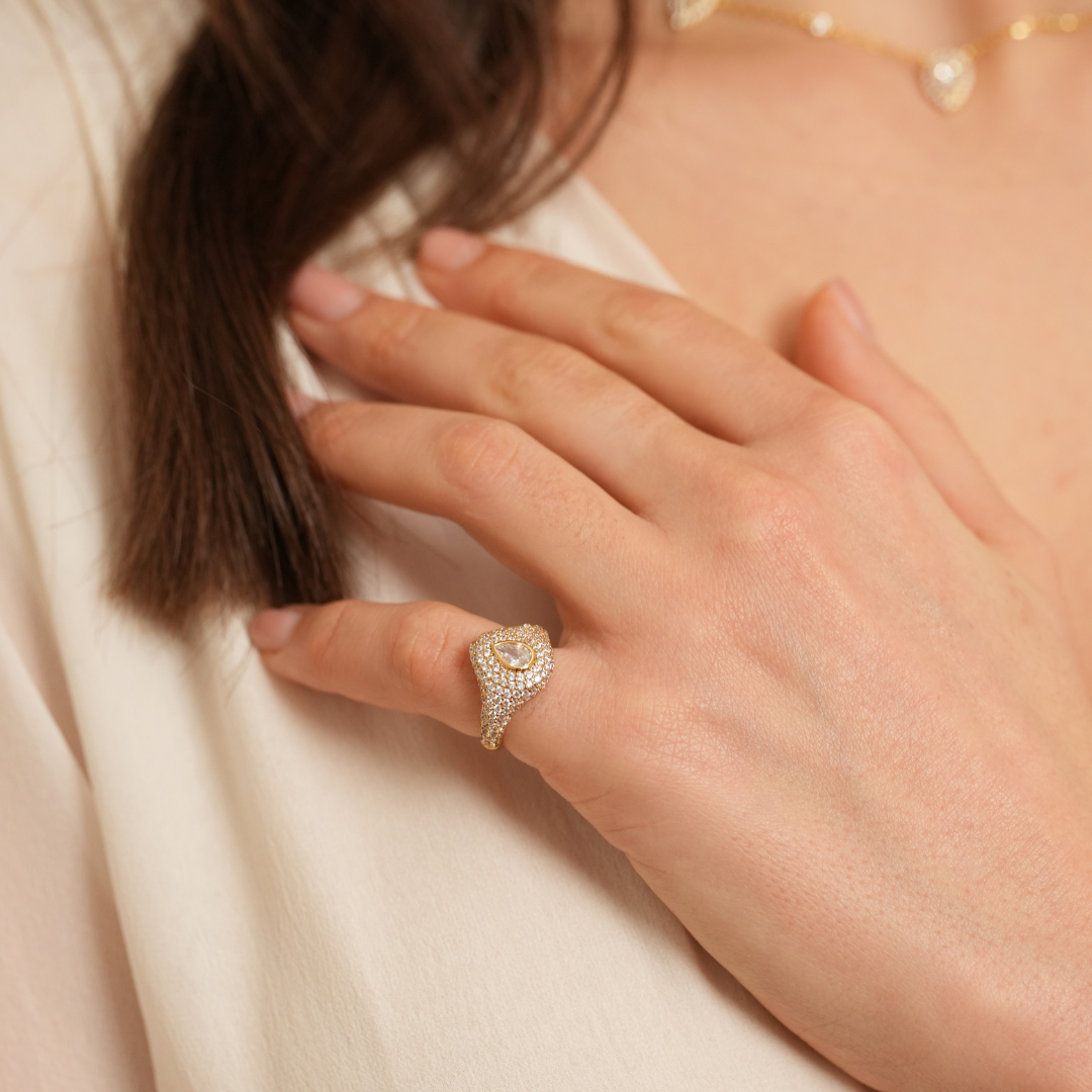 Chevalière pavée poire dorée en argent 925 rhodié à l’or fin 18 carats avec surface ornée de petits zirconiums et pierre centrale en forme de poire scintillante, bague élégante et raffinée