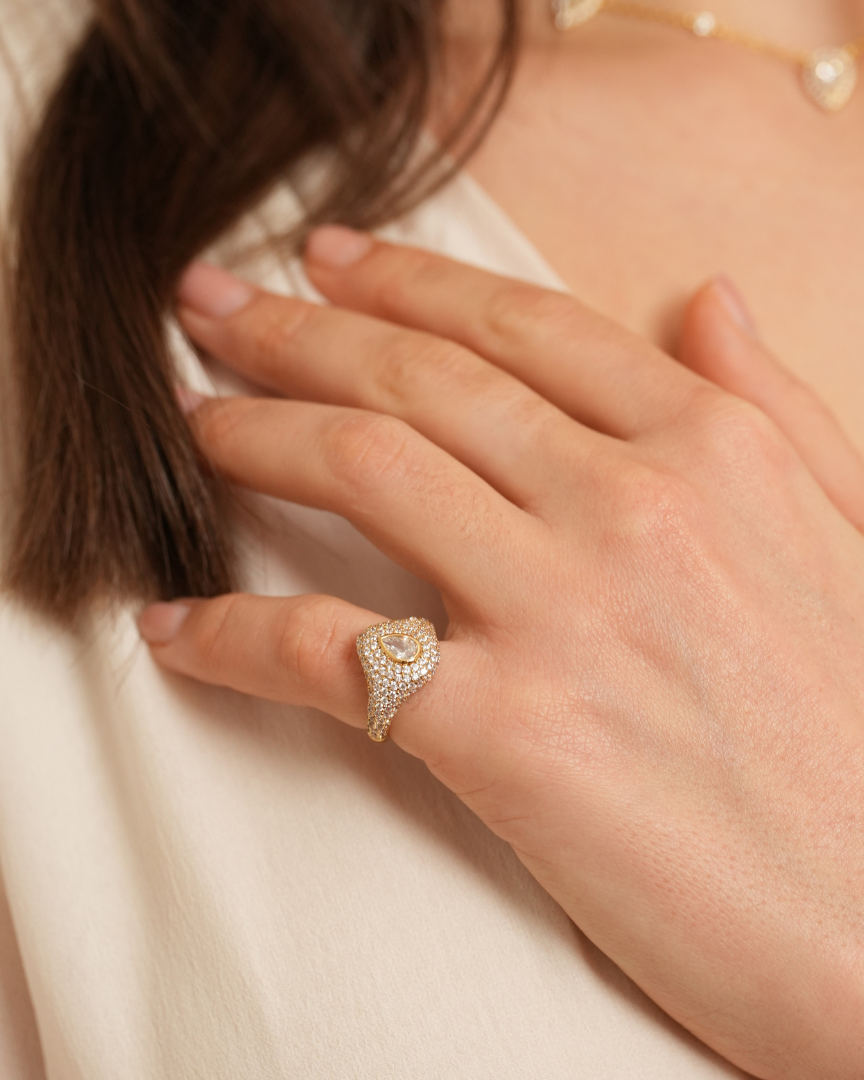 Chevalière pavée poire dorée en argent 925 rhodié à l’or fin 18 carats avec surface ornée de petits zirconiums et pierre centrale en forme de poire scintillante, bague élégante et raffinée